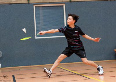 Jugendlicher Spieler in der Vorhand-Ecke bei den Regionsmeisterschaften in Melle