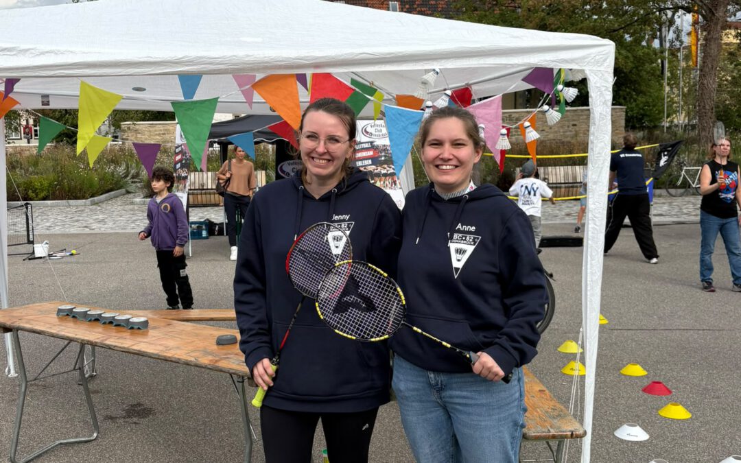 Anne und Jenny am BC-82-Stand auf der Sportmeile in Osnabrück