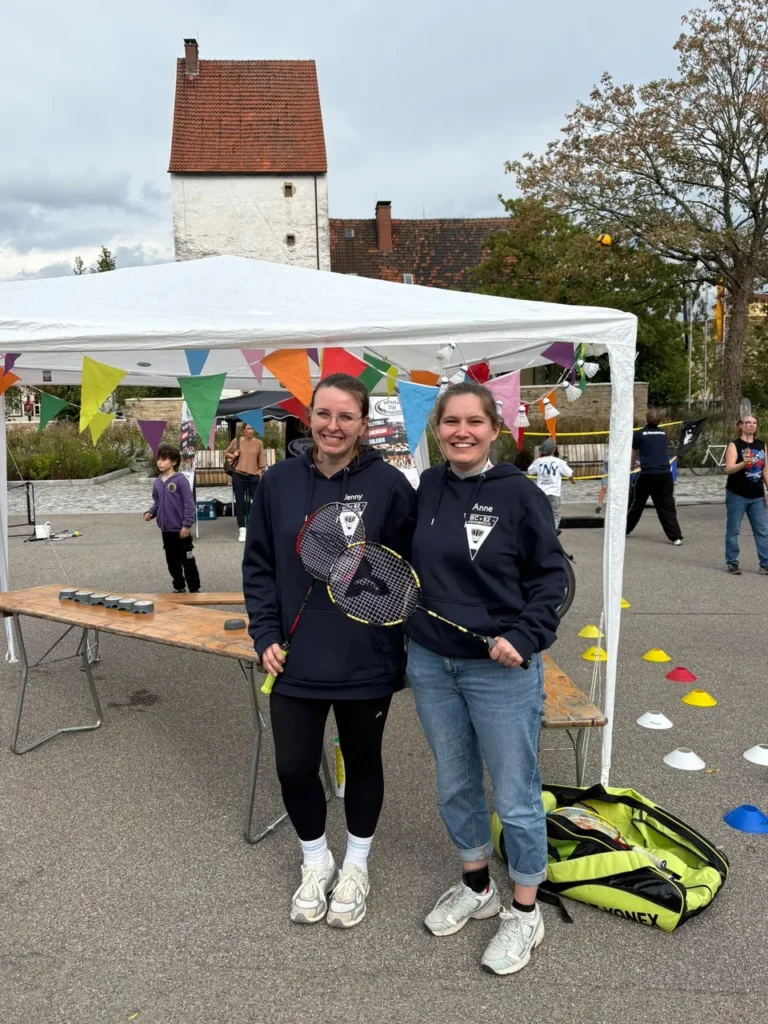 Anne und Jenny am BC-82-Stand auf der Sportmeile in Osnabrück